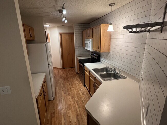 Building Photo - Spacious 3BR/1.5BA Townhome with Attached ...