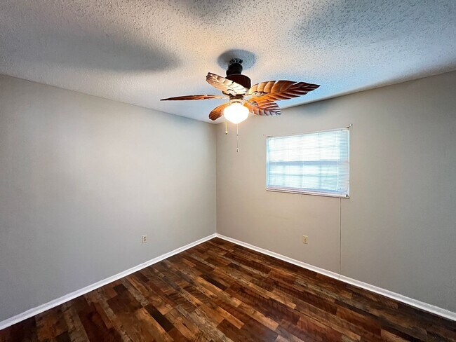 Building Photo - Charming 2-Bedroom, 2-Bathroom Home in a Tranquil Leesburg Community with Open Garage and Versati...