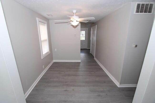 Building Photo - Quaint 2 Bedroom 1 Bathroom Ranch