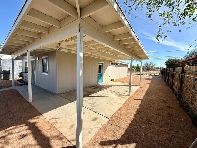 Building Photo - Beautifully Updated 3 Bedroom, 2 Bathroom ...