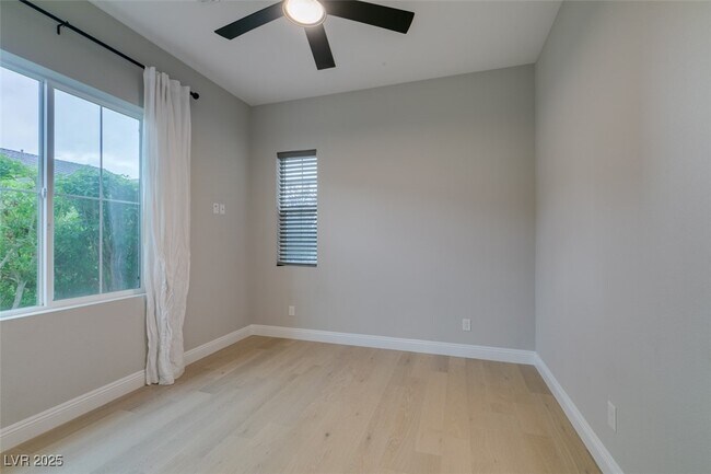 Building Photo - 2566 Speyburn Ave