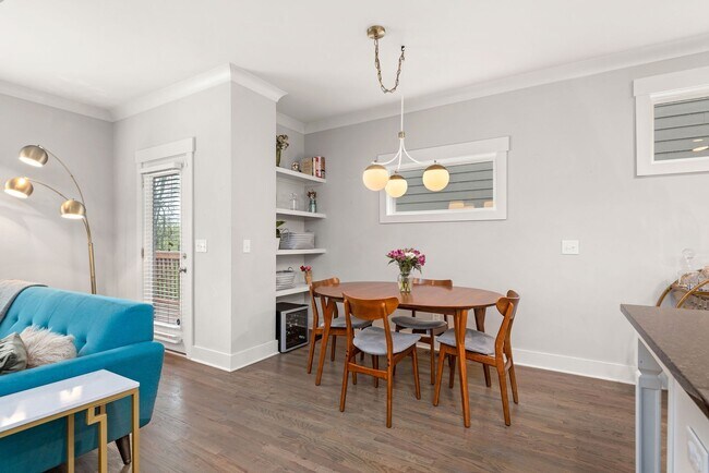 Building Photo - 2223 Burns St