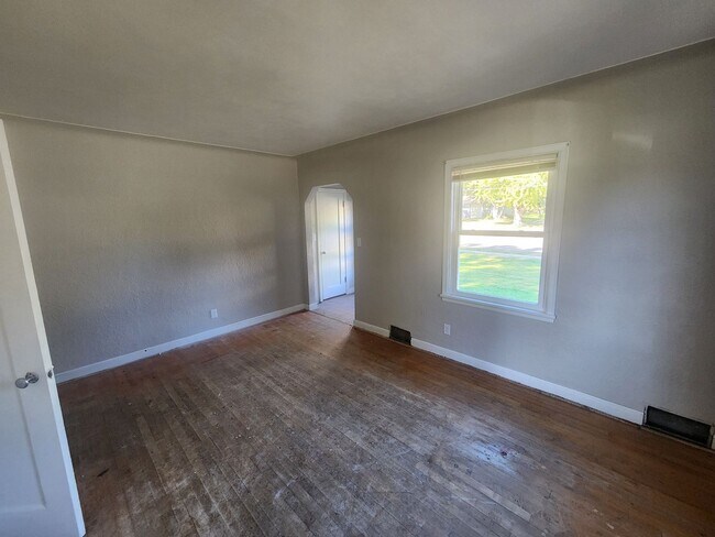 Building Photo - Charming 2bd Home in Roseville- Close to E...