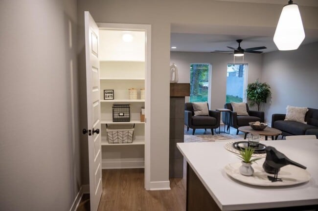 Building Photo - 4610 Forest Ave