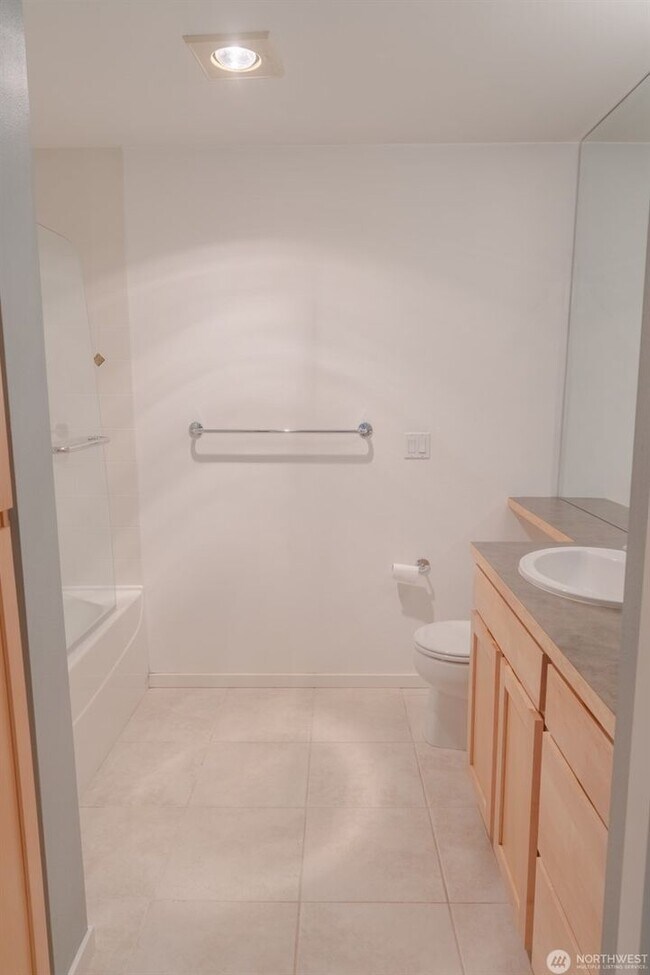 Building Photo - 0Bd/1Ba Seattle Condo