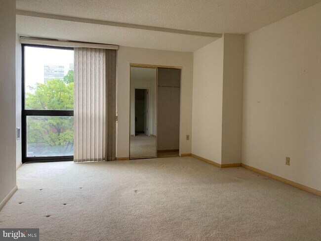 Building Photo - 233 S 6th St