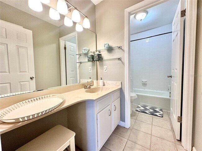 Building Photo - 1096 Villa Ln