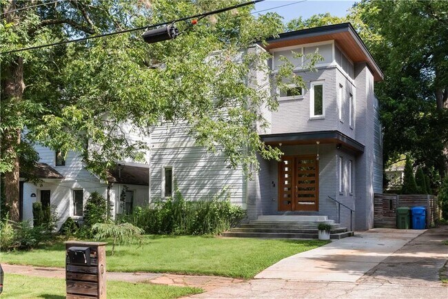 Building Photo - 1124 Hawthorne St NE