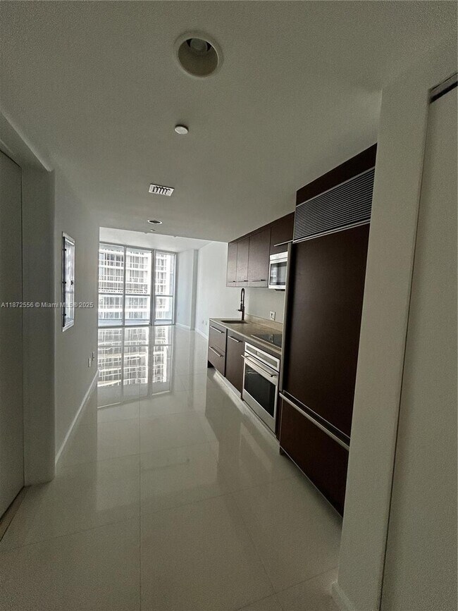Building Photo - 495 Brickell Ave