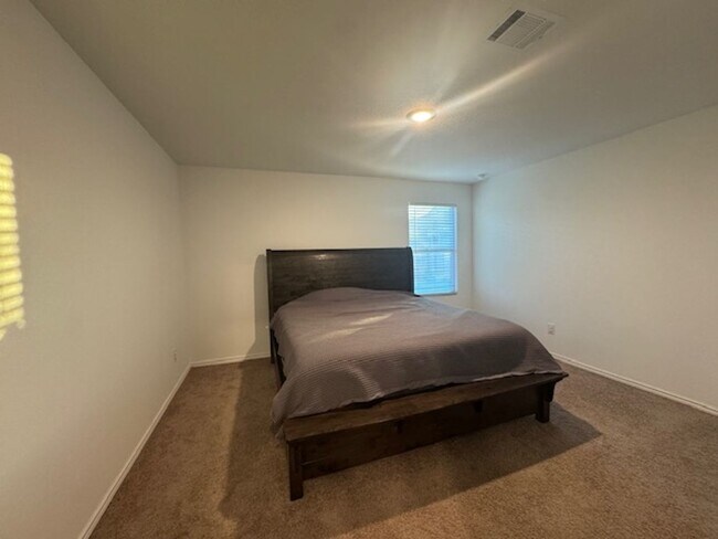 Building Photo - Super Nice with Great Price.  3 Bedroom 2 Bath 1 Story