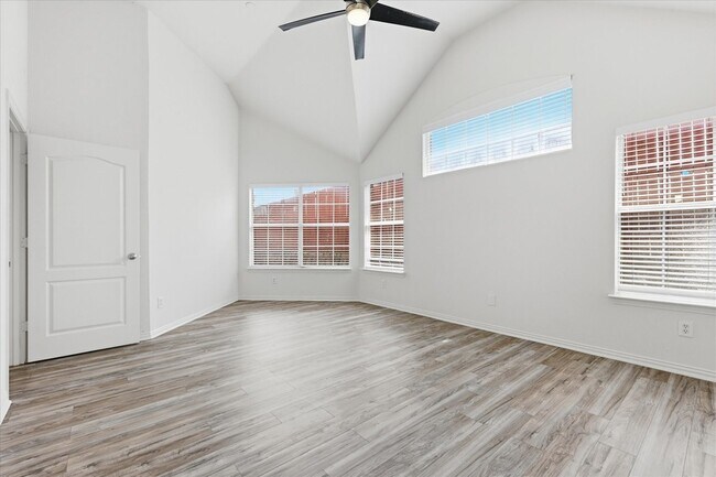 Building Photo - 567 Southridge Way