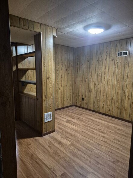 Building Photo - 1205 Parkview Dr