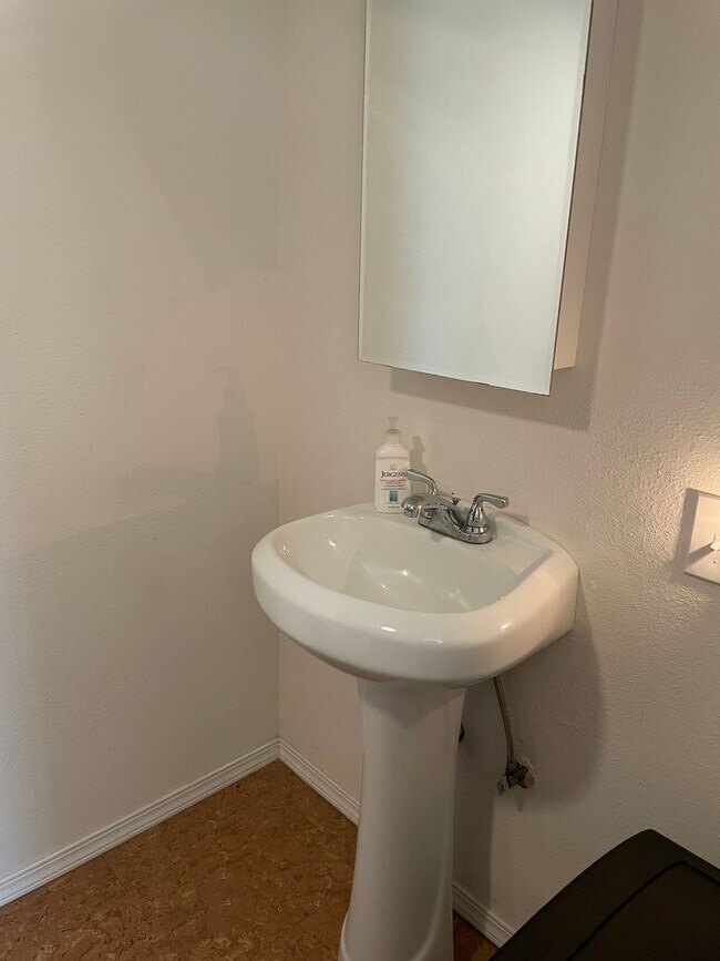 Building Photo - Spacious Admirals Cove Home with Recent Up...
