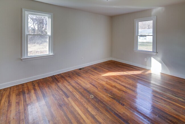 Building Photo - Charming Cecil Cape Cod Showing Saturday 12/13 9am-9:15am