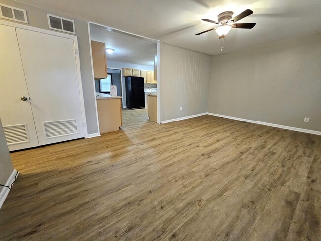 Building Photo - 2906 La Rosa Dr