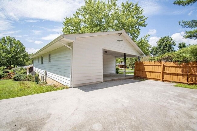 Building Photo - 601 Broce Dr