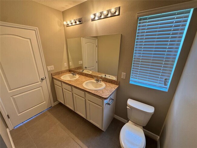 Building Photo - 2323 Silverview Dr