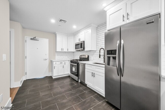 Building Photo - 162 Closter Dock Rd