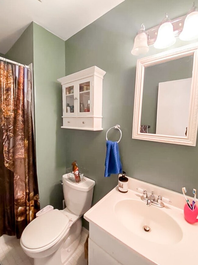 Building Photo - Beautiful 3 Bedroom 2.5 Bathroom Brick Fro...