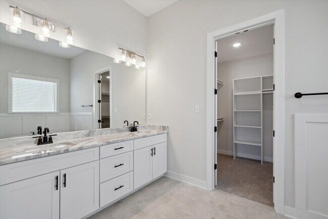 Building Photo - 512 Mount Ivy Dr