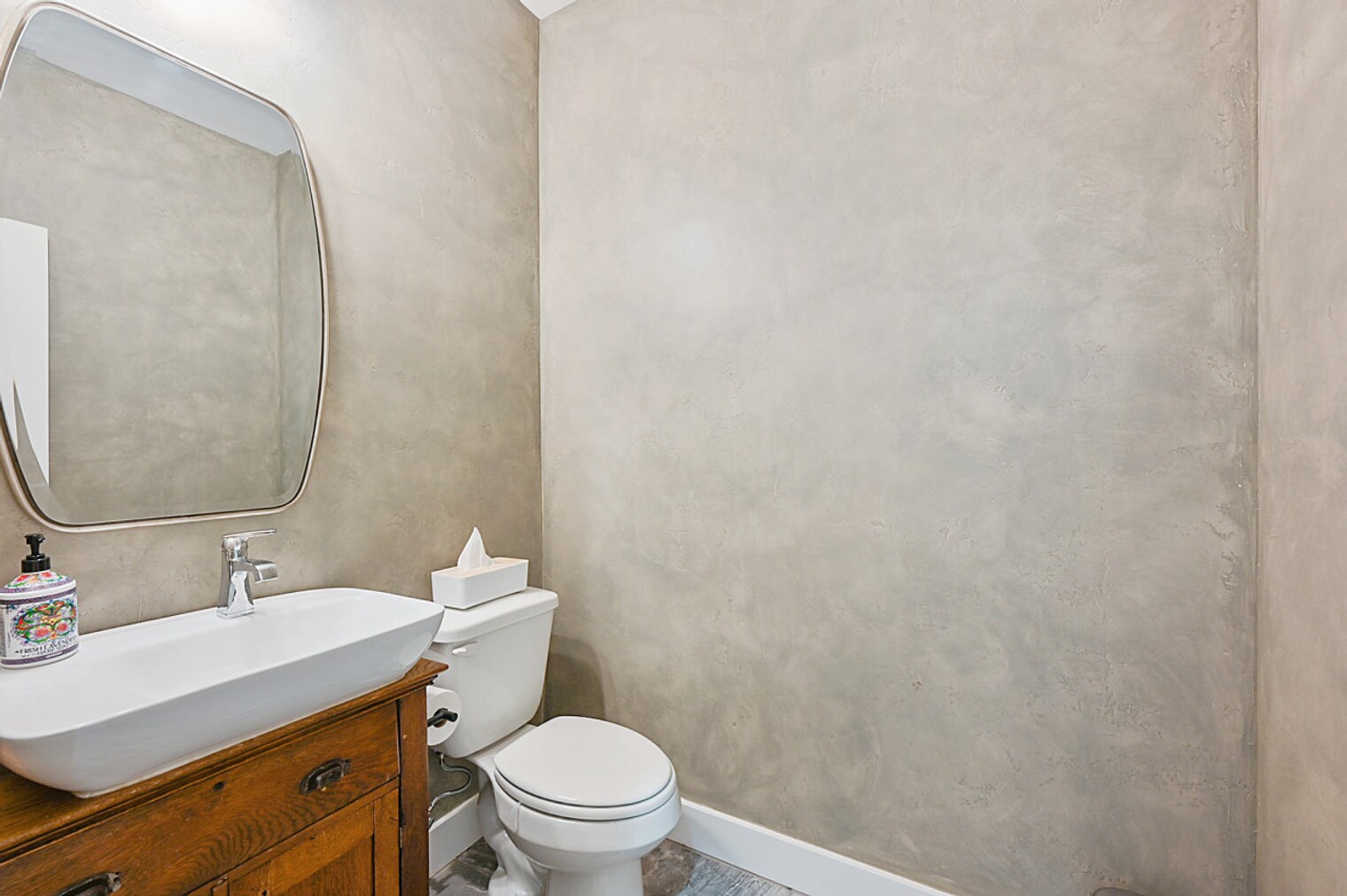 Building Photo - 401 W Brookside Dr