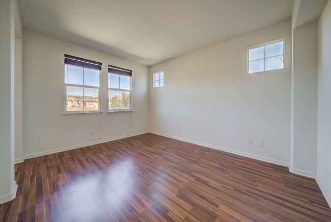 Building Photo - Beautiful 3 Bed/2.5 Bath 2- Story Home