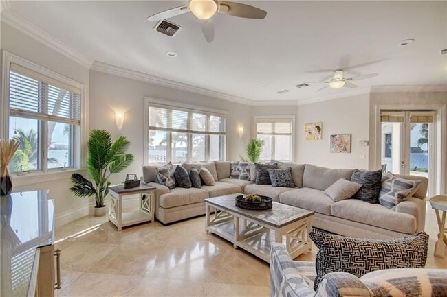 Building Photo - 1320 S Lakeside Dr