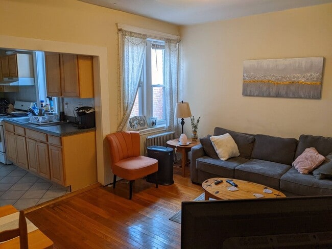Building Photo - Amazing 3 bed in Coolidge Corner...