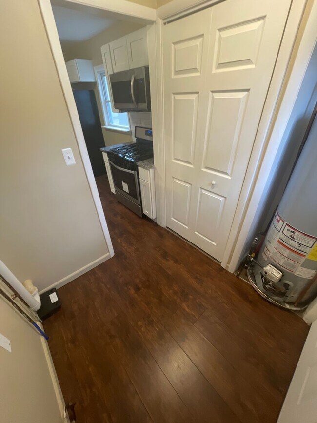 Building Photo - Charming 2 Bedroom Home - Move in Ready