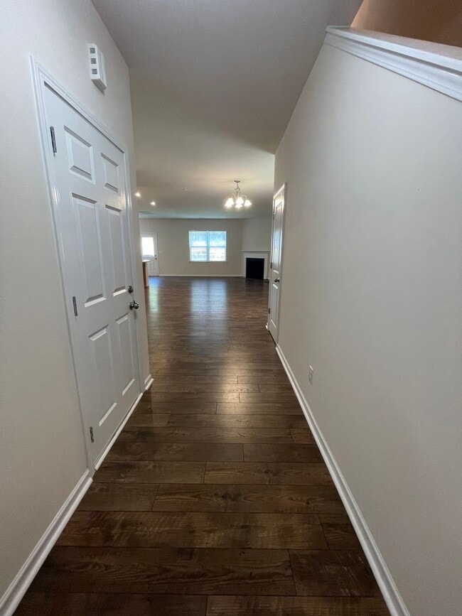 Building Photo - 4BR/3BA Home with Bedroom and Full Bath Do...
