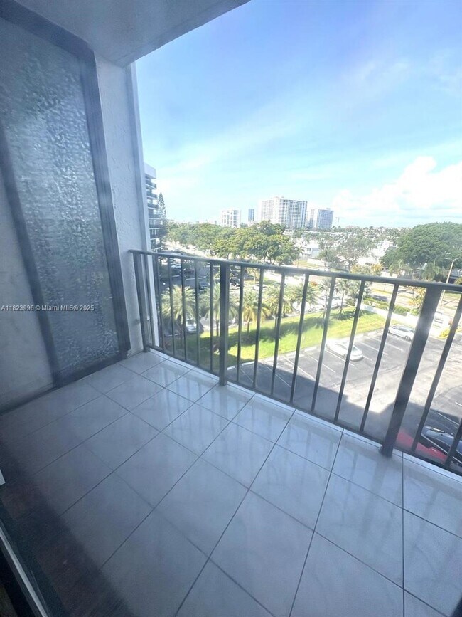 Building Photo - 1000 Parkview Dr