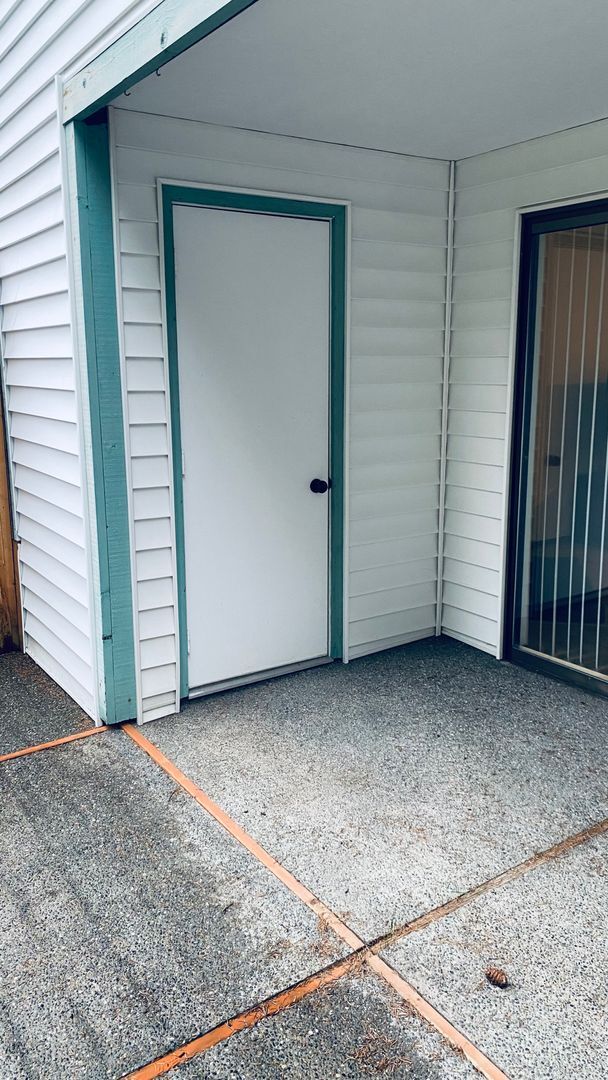 Building Photo - Cute and Quaint Updated Federal Way Condo