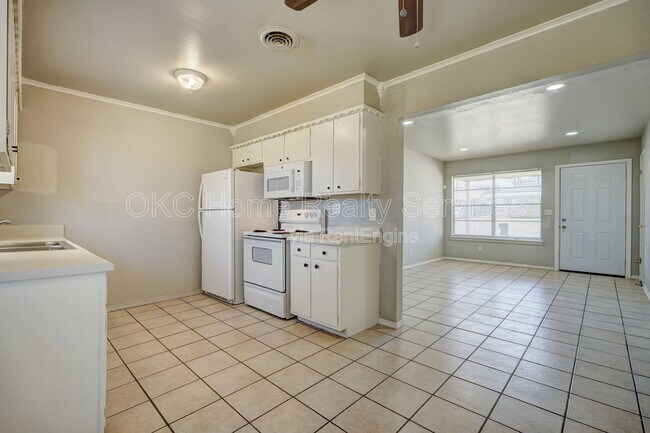 Building Photo - 1616 McGregor Dr