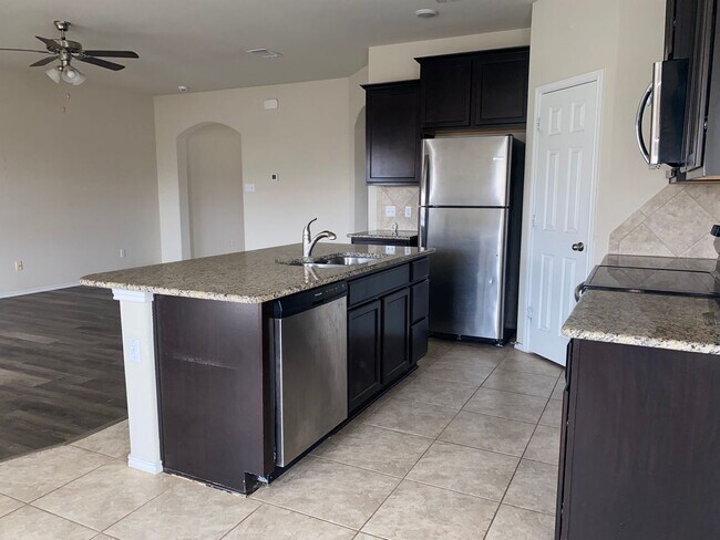 Building Photo - 3 BEDROOM WITH COMMUNITY POOL, BELTON ISD