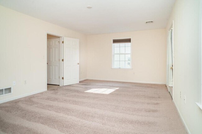 Building Photo - 192 Mapleton Dr