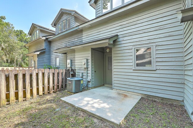 Building Photo - Charming Townhome with Easy Ashley River A...