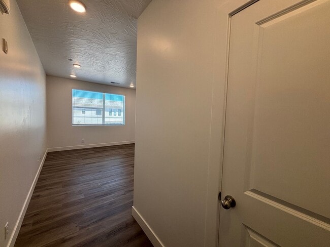 Building Photo - 1 BEDROOM APARTMENT FOR RENT IN DESERT COLOR!