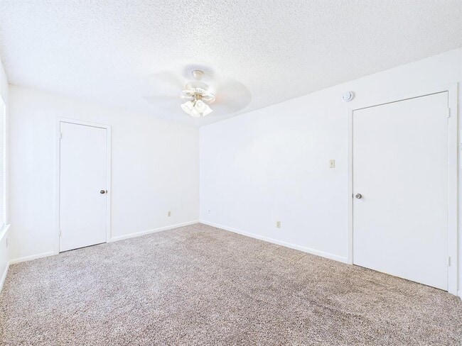 Building Photo - 8502 Lyndon Ln