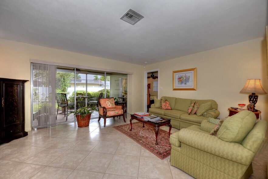 Living area - 5652 Eichen Cir