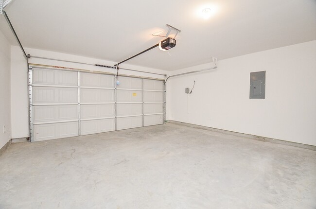 Building Photo - 31134 Royal Acrs Ct