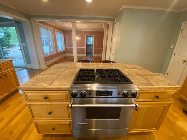 Building Photo - Beautiful 3 BR/2.5 BA Waterfront Home on Trent River!