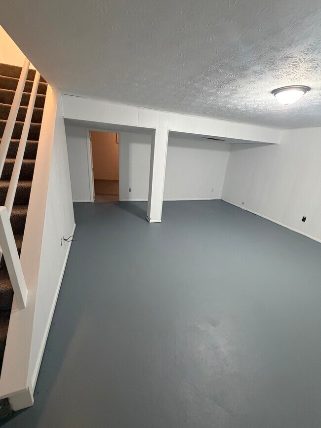 Building Photo - Sunbury Townhome