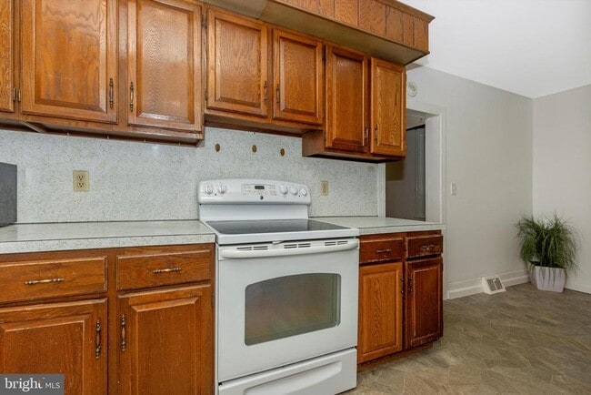 Building Photo - 13634 Glissans Mill Rd