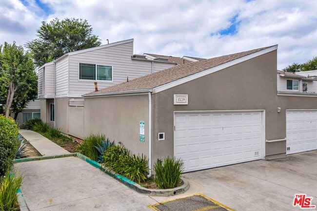 Building Photo - 10239 White Oak Ave