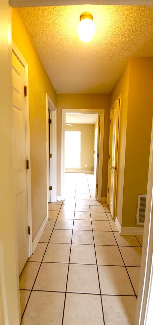 Building Photo - SUPER SPACIOUS 2 Bedroom, 2 Bathroom duple...