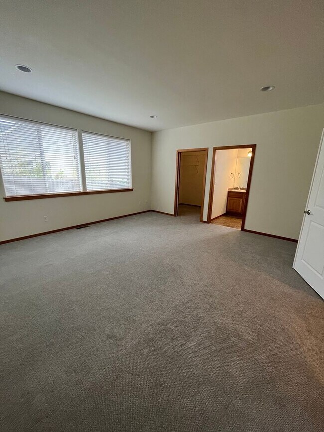 Building Photo - 3 Bed 2 Bath Single Story House with Garage