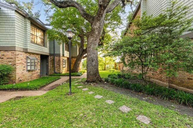 Building Photo - 7122 Wood Hollow Dr
