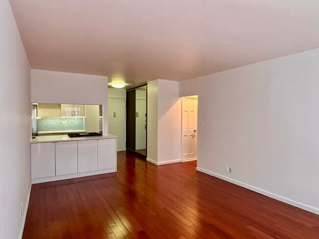 Building Photo - 400 E 54th St