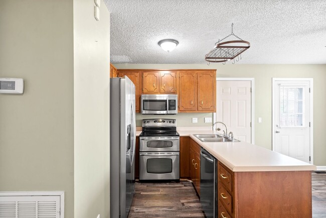 Building Photo - 3 Bedroom 2 Bath Pet Friendly Home For Ren...