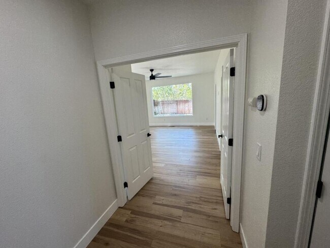 Building Photo - 1665 Southview Dr